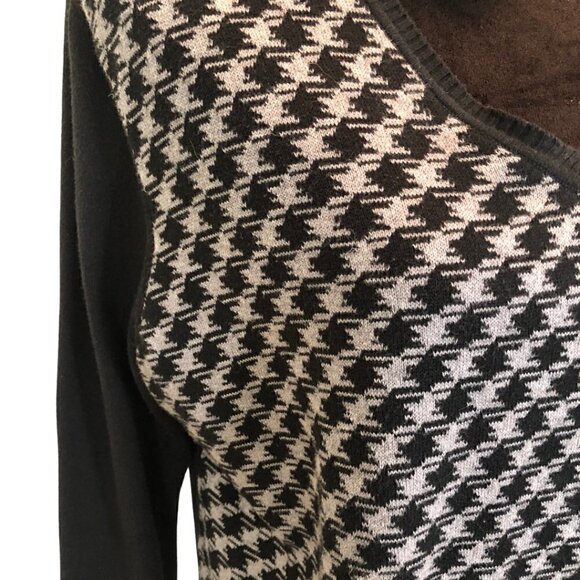 MERONA Houndstooth V-neck sweater size medium - Picture 2 of 5